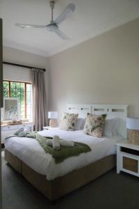 香槟谷Champagne Properties, Porterfield Estate的卧室配有带枕头的大型白色床