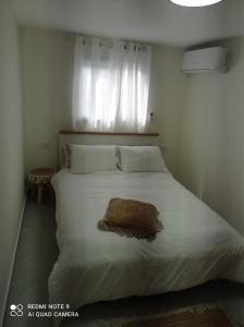 Shelomiפסגת הדרור的卧室配有一张大白色床和窗户
