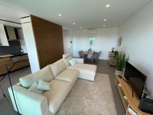 卡巴纳斯·德·塔维拉Ocean View Top Luxury New Built T1 -WPOV1的客厅配有白色沙发和电视