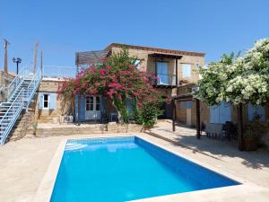 托其Cyprus Villages - Bed & Breakfast - With Access To Pool And Stunning View的房子前面的蓝色游泳池