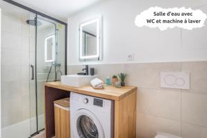 加尔达讷Garlaban - Linge de qualité - Fibre - Confort - Cœur de Ville的一间带洗衣机和淋浴的浴室