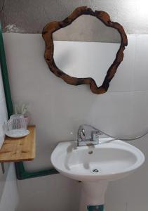 河江Quanba Taigoo - HomeStay的一间带水槽和木制镜子的浴室