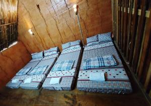 河江Quanba Taigoo - HomeStay的一间客房内的四张床