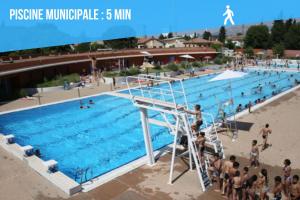 加尔达讷Garlaban - Linge de qualité - Fibre - Confort - Cœur de Ville的一群人站在游泳池周围