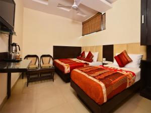 Hotel Shri Vinayak at New Delhi Railway Station-By RCG Hotels客房内的一张或多张床位