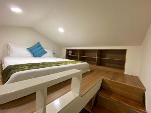 花莲市花莲花米家包栋住宿的一间卧室设有一张大床,铺有木地板。