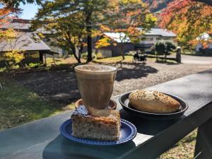 水上町Tanigawa Valley Lodge & Coffee Roastery的桌上的咖啡和两盘食物