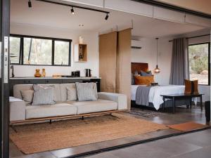 帕尔Wagyu Mountain Lodge的客厅配有沙发和1张床