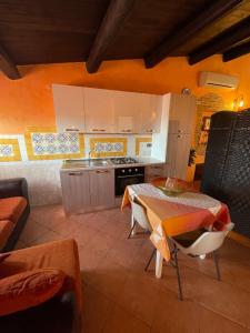 帕尔蒂尼科Orange House的厨房配有桌椅和炉灶。