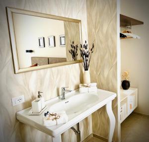 普拉托Lucentum的一间带水槽和大镜子的浴室