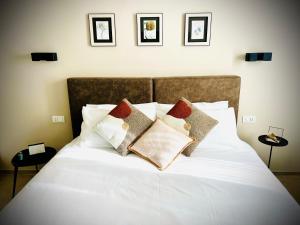 普拉托Lucentum的卧室内的一张带枕头的白色床