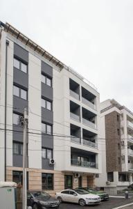 贝尔格莱德Pegasus apartments的公寓大楼前面设有停车位。