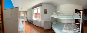 格但斯克Hostel Mamas & Papas的客房设有两张双层床和一扇窗户。