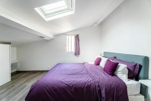 马赛Lou Palmieri的一间卧室设有紫色的床和窗户