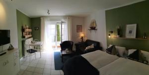 费马恩Kajüthus Apartment 5的一间卧室设有一张床和一间客厅。