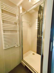 阿格德角Cap d'Agde Naturiste F的浴室里设有玻璃门淋浴