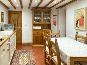 HawardenWoodhouse Cottage的厨房以及带桌椅的用餐室。
