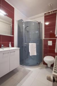 马卡尔斯卡粉红别墅酒店的一间带玻璃淋浴和卫生间的浴室