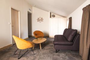 莱蓬特Hôtel 1770 & Spa的客厅配有沙发和椅子