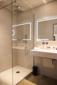 莱蓬特Hôtel 1770 & Spa的带淋浴、盥洗盆和镜子的浴室