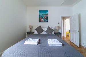 滨海绍森德Woodgrange的一间卧室配有一张床,上面有两条毛巾
