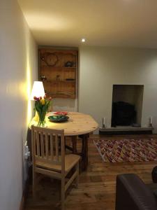 AmleyThe Quirky, cosy hideaway! An apartment close to Leeds City Centre的一张餐桌,上面有花瓶