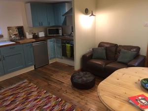 AmleyThe Quirky, cosy hideaway! An apartment close to Leeds City Centre的客厅配有沙发和桌子