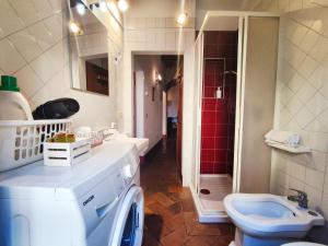 圣吉米纳诺Convento San Gimignano Apartments的一间带洗衣机和洗衣机的浴室