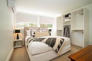 芒格努伊山Absolute Beach的白色的卧室设有床和窗户