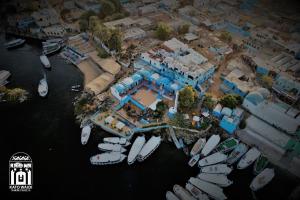 阿斯旺Kato Waidi Nubian Resort的享有码头的空中景色,在水中划船