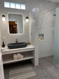 AngairiáSUNSENSES Villa的一间带水槽和镜子的浴室