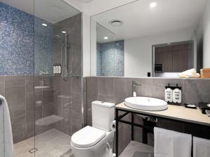 雷德克利夫塞贝尔布里斯班马盖特海滩酒店的浴室配有卫生间、盥洗盆和淋浴。