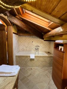 CarascoRivarola al Tempo Dei Castelli的带浴缸和盥洗盆的浴室