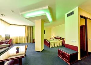 考纳斯Hotel Sfinksas的酒店客房,配有床和沙发
