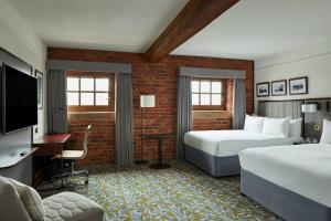 曼彻斯特万豪曼切斯特维多利亚&艾伯特酒店的酒店客房设有两张床和一台平面电视。