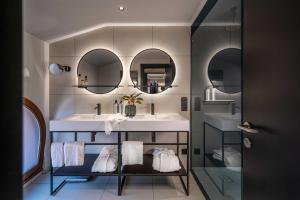 卢加诺LUGANODANTE - We like you的一间带水槽和两面镜子的浴室