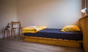 伊德里亚伊德里亚旅舍的一张床上有两个枕头的房间