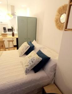 波尔托辛AUGA SALGADA PORTOSIN的一间卧室配有带枕头的床