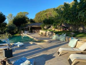 尼姆Guest House Encantada的后院设有游泳池和木甲板