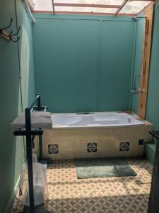 阿利鲍格Bohemyan Blue Stay的带浴缸的浴室和瓷砖地板。