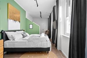 克雷费尔德APARTVIEW Apartments Krefeld - WLAN - Zentral - ruhig的一间卧室设有一张床和绿色的墙壁