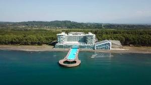 谢赫维蒂利雪科维特利帕拉格拉夫傲途格精选Spa度假酒店的水上度假村的空中景观