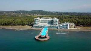 谢赫维蒂利雪科维特利帕拉格拉夫傲途格精选Spa度假酒店的享有水上游泳池的度假村的空中景致