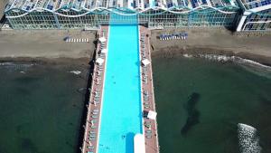 谢赫维蒂利雪科维特利帕拉格拉夫傲途格精选Spa度假酒店的水中游泳池的空中景致