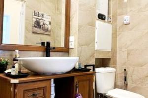 锡拉迈埃Lovely 1-bedroom apartment in a historical town的浴室配有白色水槽和卫生间。