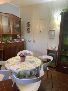 GatticoB&B Villa Giardini Susanna的厨房配有桌椅和锅子