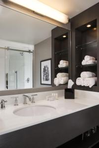 明尼阿波利斯明尼阿波利斯市中心万怡酒店的浴室配有盥洗盆、镜子和毛巾