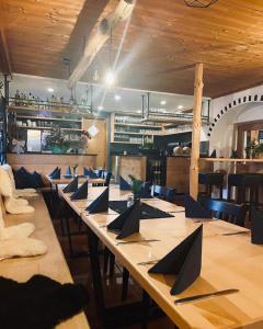 菲利普斯罗伊特Almberghütte的用餐室配有带黑色餐巾的长桌