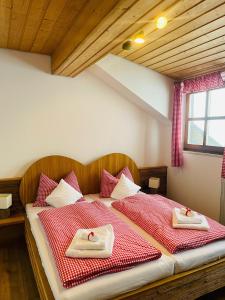 菲利普斯罗伊特Almberghütte的一间卧室配有一张床,上面有两条毛巾