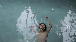 丁克尔斯比尔HOTEL & SPA Goldene Rose的女人在水中游泳